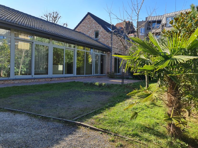 Une villa moderne (2011), spacieuse et lumineuse à vendre à Bruxelles-Laeken, à proximité de l&#039;école européenne IV. Au rez-de-chaussée, elle dispose d